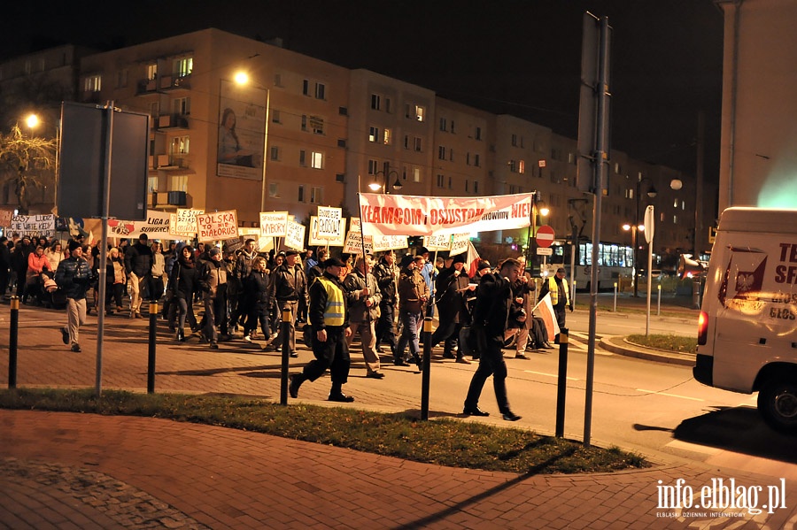 Elblążnie wyszli na ulicę protestując przeciwko fałszerstwom wyborczym, fot. 58