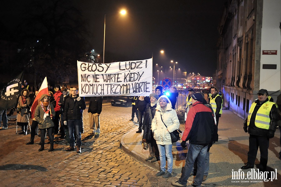 Elblnie wyszli na ulic protestujc przeciwko faszerstwom wyborczym, fot. 70