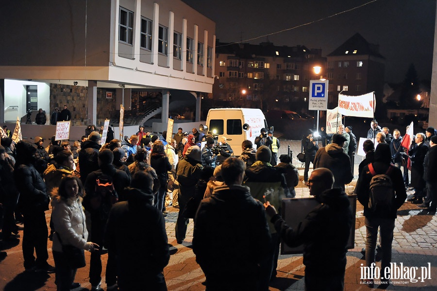 Elblążnie wyszli na ulicę protestując przeciwko fałszerstwom wyborczym, fot. 73