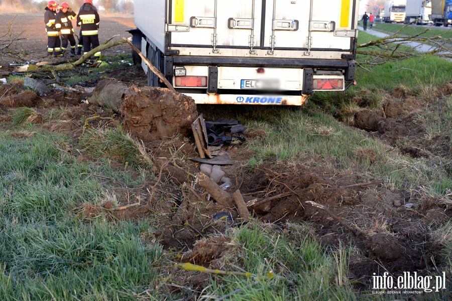 Kazimierzowo: ciarwk uderzy w drzewo. Kierowca w szpitalu, fot. 2