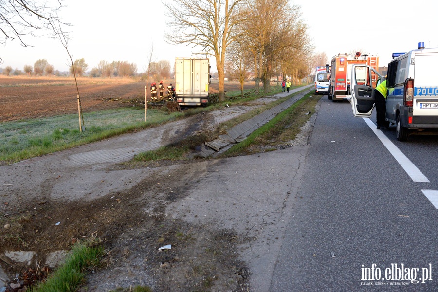 Kazimierzowo: ciężarówką uderzył w drzewo. Kierowca w szpitalu, fot. 7
