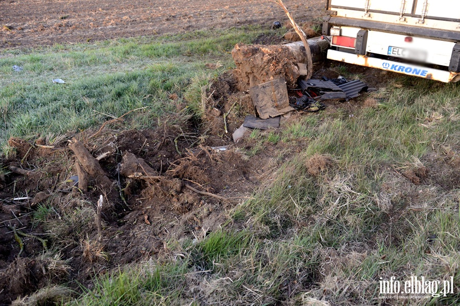 Kazimierzowo: ciarwk uderzy w drzewo. Kierowca w szpitalu, fot. 9