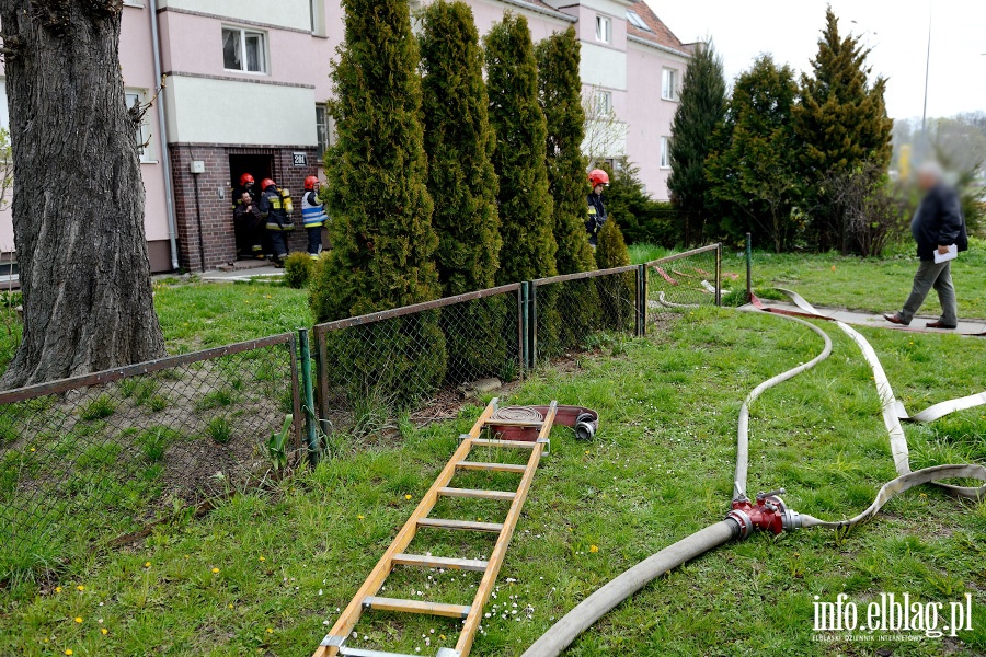 Grunwaldzka: poar w mieszkaniu. Jedna osoba w szpitalu, fot. 3