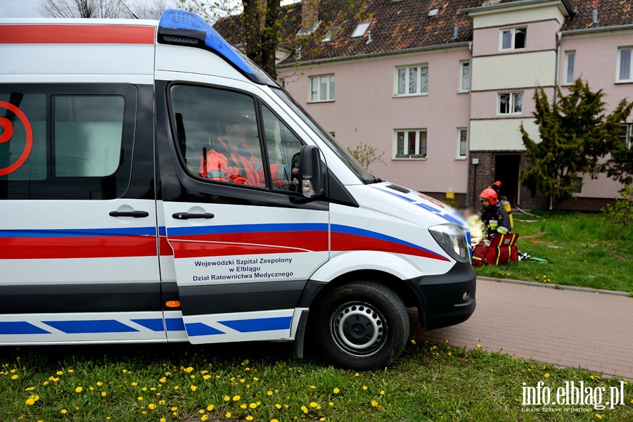 Grunwaldzka: pożar w mieszkaniu. Jedna osoba w szpitalu, fot. 18