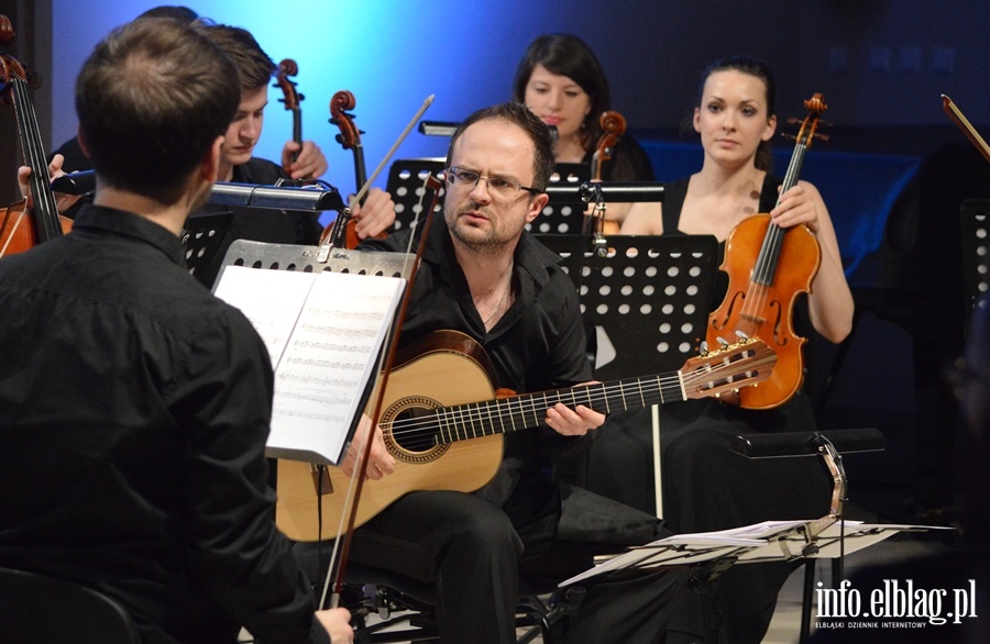 Charyzmatycznych gitarzysta klasyczny, Krzysztof Meisinger zagrał z EOK, fot. 43