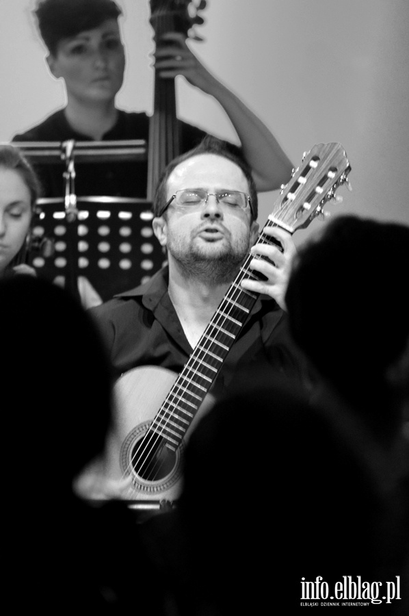 Charyzmatycznych gitarzysta klasyczny, Krzysztof Meisinger zagrał z EOK, fot. 51