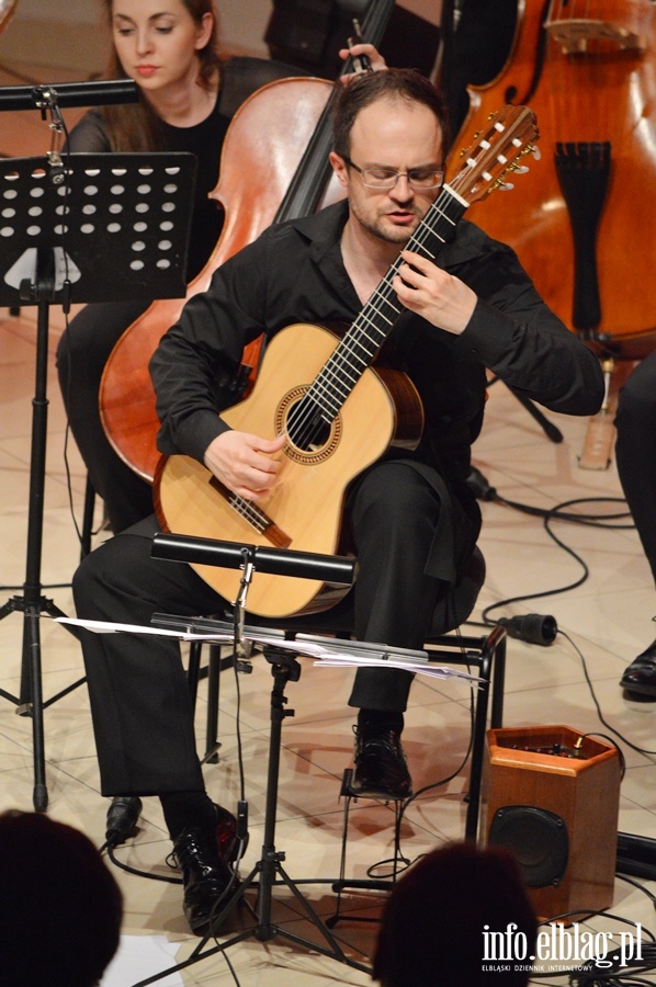 Charyzmatycznych gitarzysta klasyczny, Krzysztof Meisinger zagrał z EOK, fot. 59