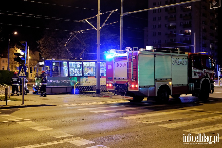 Pk. Dbka: porsche wjechao wprost pod tramwaj. Jedna osoba w szpitalu, fot. 1