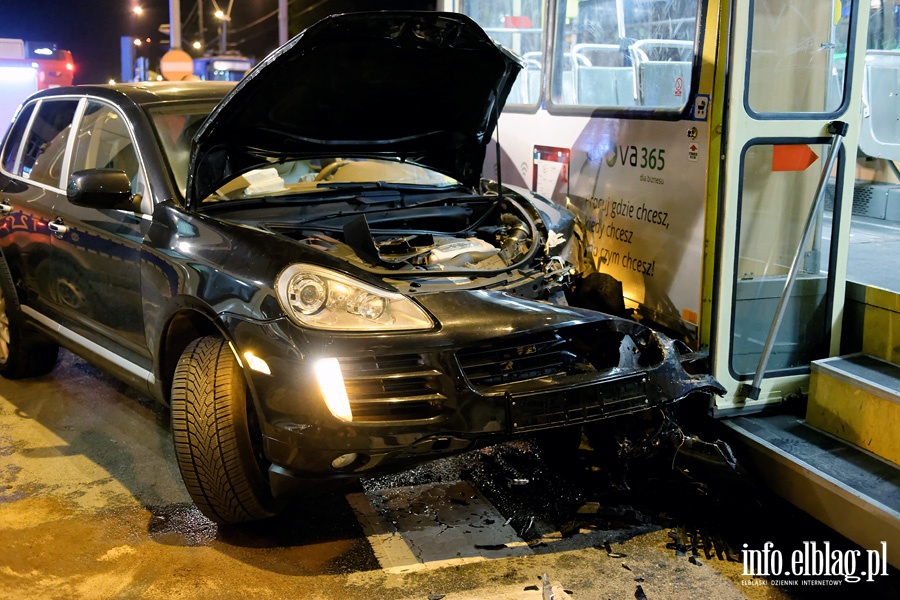 Pk. Dbka: porsche wjechao wprost pod tramwaj. Jedna osoba w szpitalu, fot. 2