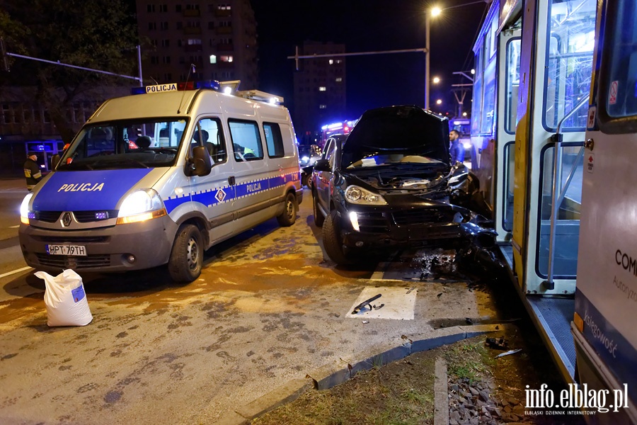 Pk. Dbka: porsche wjechao wprost pod tramwaj. Jedna osoba w szpitalu, fot. 6