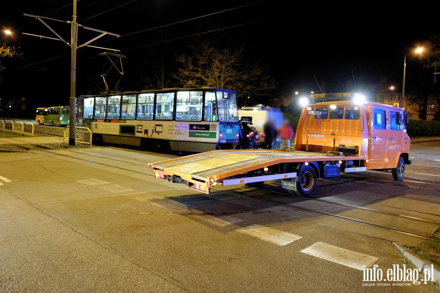 Pk. Dbka: porsche wjechao wprost pod tramwaj. Jedna osoba w szpitalu, fot. 8