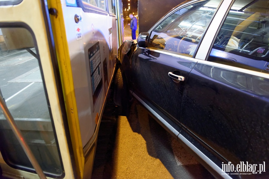 Pk. Dbka: porsche wjechao wprost pod tramwaj. Jedna osoba w szpitalu, fot. 9