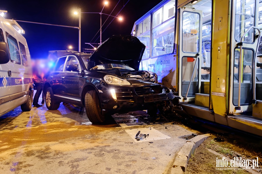 Płk. Dąbka: porsche wjechało wprost pod tramwaj. Jedna osoba w szpitalu, fot. 10