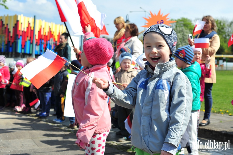 Przedszkolaki uczciy wito Flagi, fot. 1