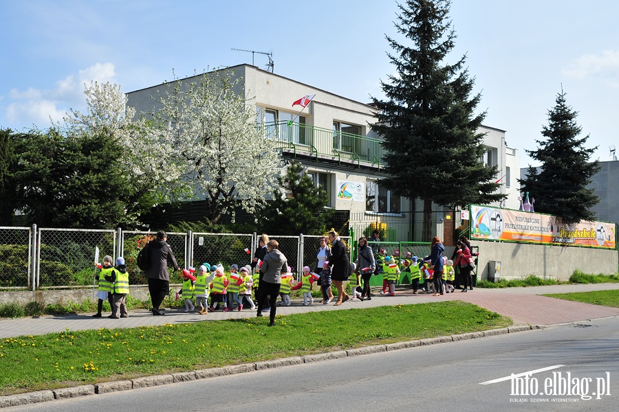 Przedszkolaki uczciy wito Flagi, fot. 16