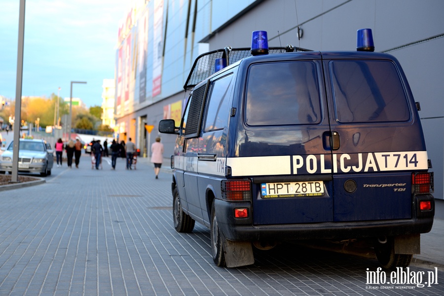 Faszywy alarm bombowy w C.H. OGRODY. Ewakuowano klientw i personel, fot. 5