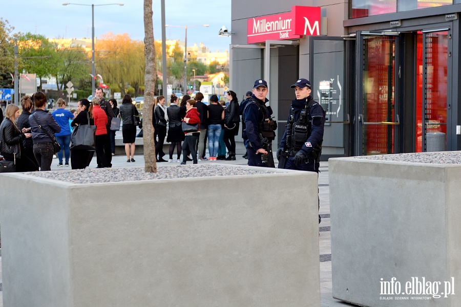 Fałszywy alarm bombowy w C.H. OGRODY. Ewakuowano klientów i personel, fot. 10