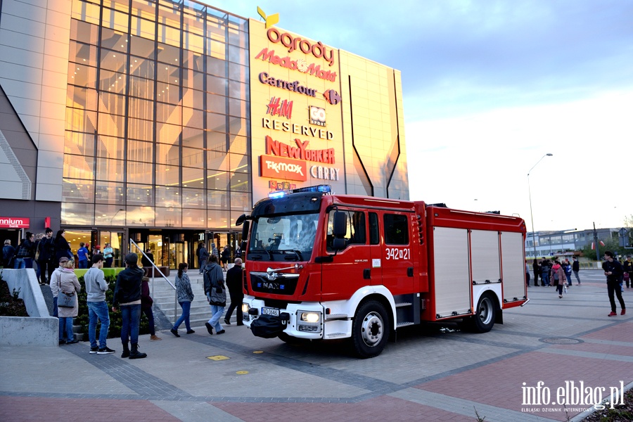 Faszywy alarm bombowy w C.H. OGRODY. Ewakuowano klientw i personel, fot. 13