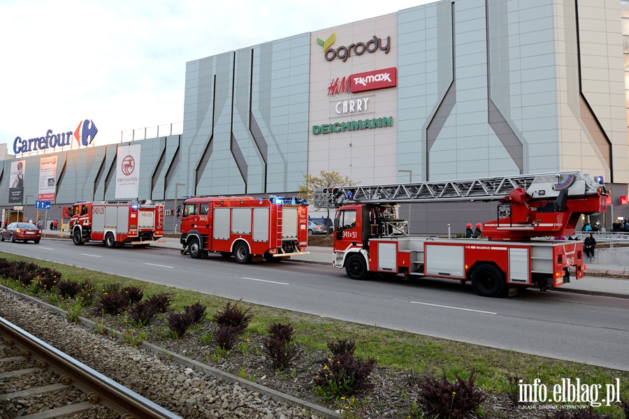 Faszywy alarm bombowy w C.H. OGRODY. Ewakuowano klientw i personel, fot. 16