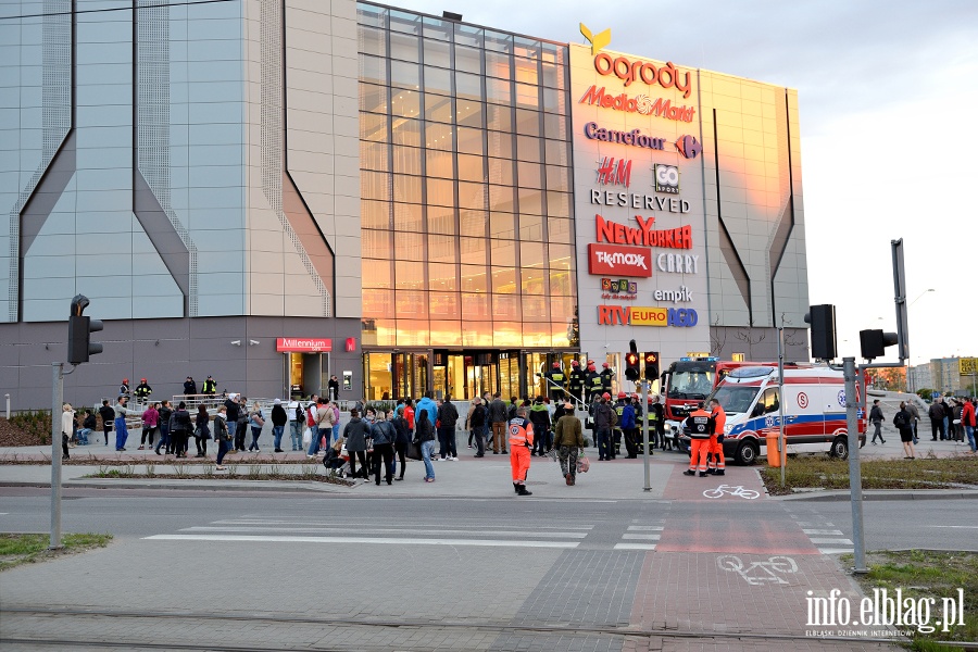 Fałszywy alarm bombowy w C.H. OGRODY. Ewakuowano klientów i personel, fot. 20