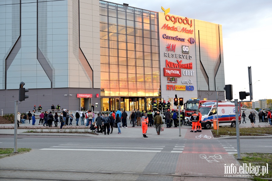 Faszywy alarm bombowy w C.H. OGRODY. Ewakuowano klientw i personel, fot. 20