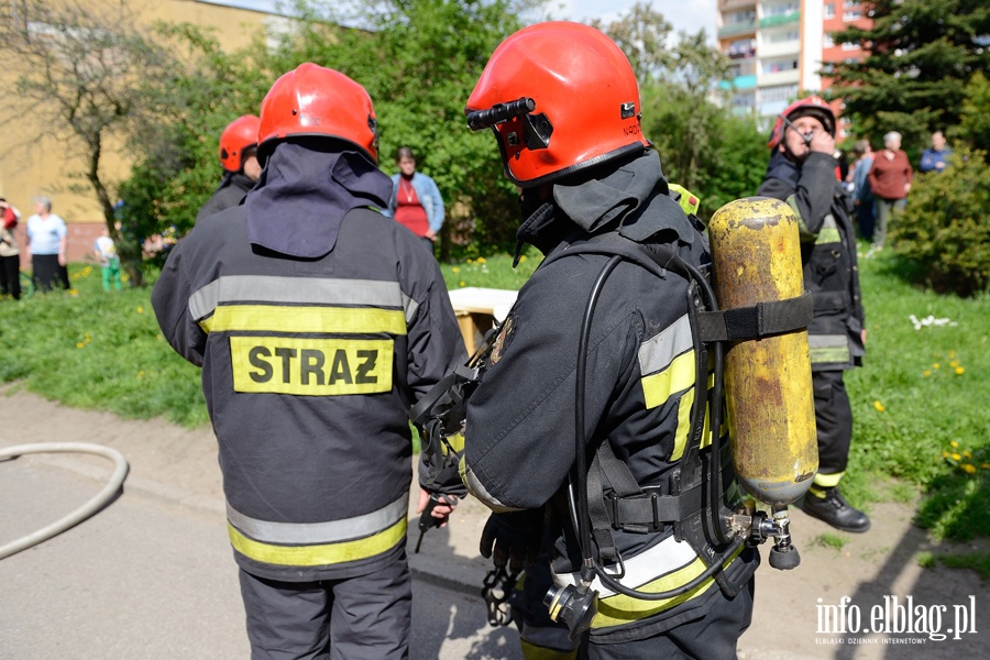 Poar w mieszkaniu przy Kasprzaka. Jedna osoba odwieziona do szpitala, fot. 4