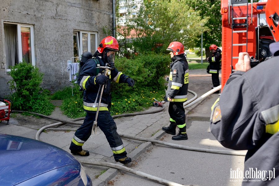 Poar w mieszkaniu przy Kasprzaka. Jedna osoba odwieziona do szpitala, fot. 5