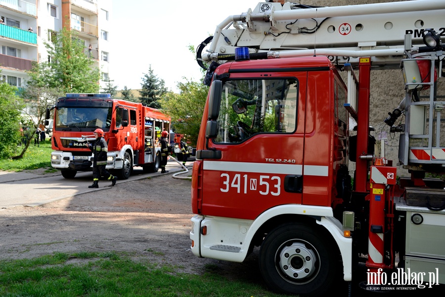 Poar w mieszkaniu przy Kasprzaka. Jedna osoba odwieziona do szpitala, fot. 10