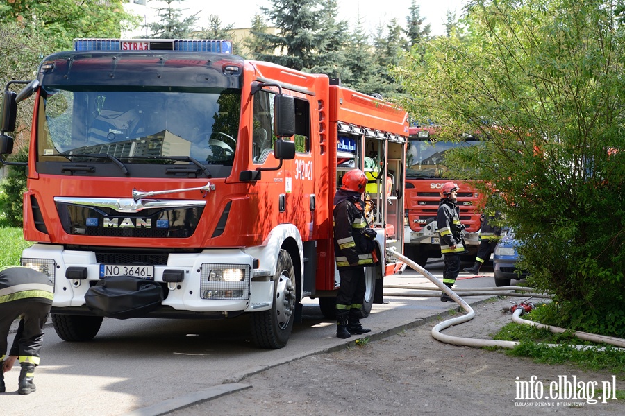 Poar w mieszkaniu przy Kasprzaka. Jedna osoba odwieziona do szpitala, fot. 11