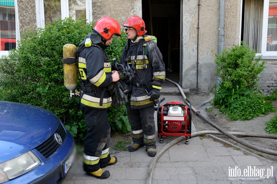 Poar w mieszkaniu przy Kasprzaka. Jedna osoba odwieziona do szpitala, fot. 14