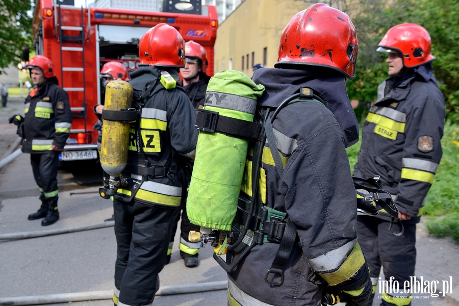 Poar w mieszkaniu przy Kasprzaka. Jedna osoba odwieziona do szpitala, fot. 16