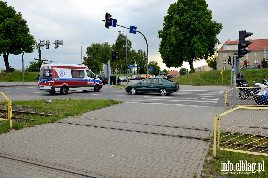 Płk. Dąbka: potrącenie na przejściu. Pieszy wbiegł na czerwonym świetle, fot. 11
