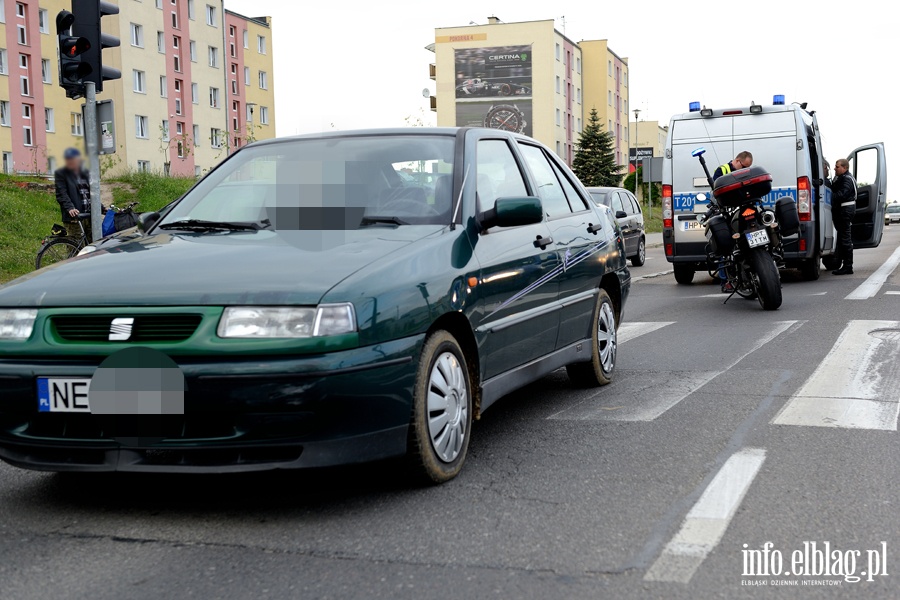 Płk. Dąbka: potrącenie na przejściu. Pieszy wbiegł na czerwonym świetle, fot. 13