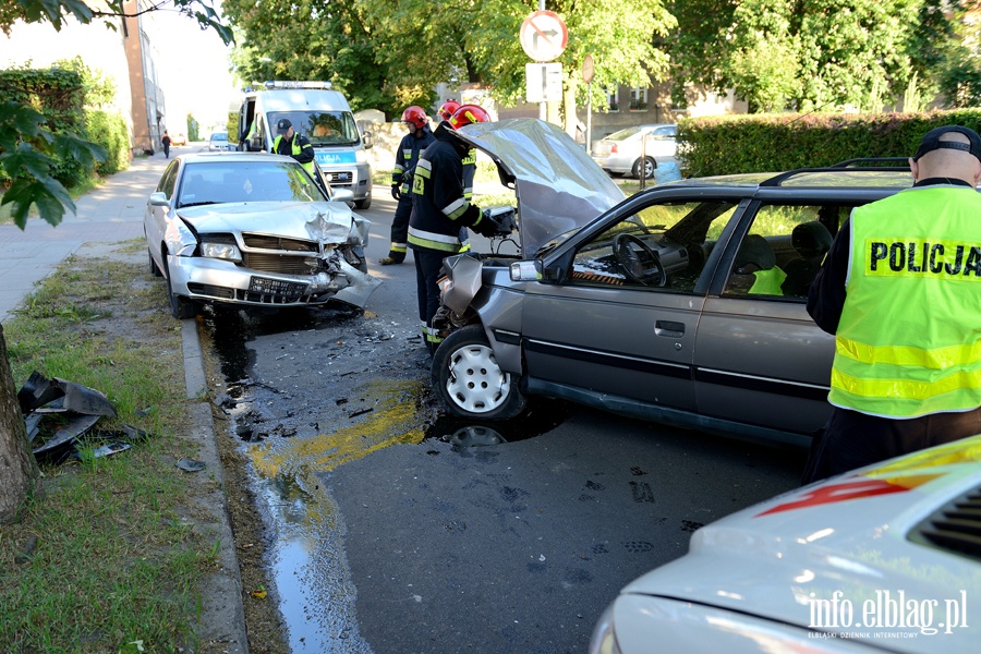 Czołowe zderzenie na ul. Kilińskiego. Trzy osoby poszkodowane, fot. 1