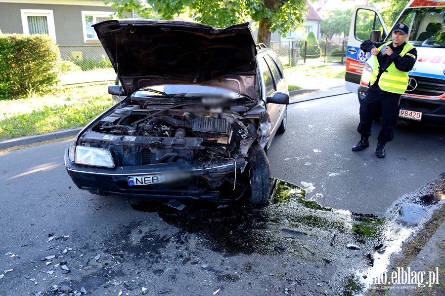 Czoowe zderzenie na ul. Kiliskiego. Trzy osoby poszkodowane, fot. 2