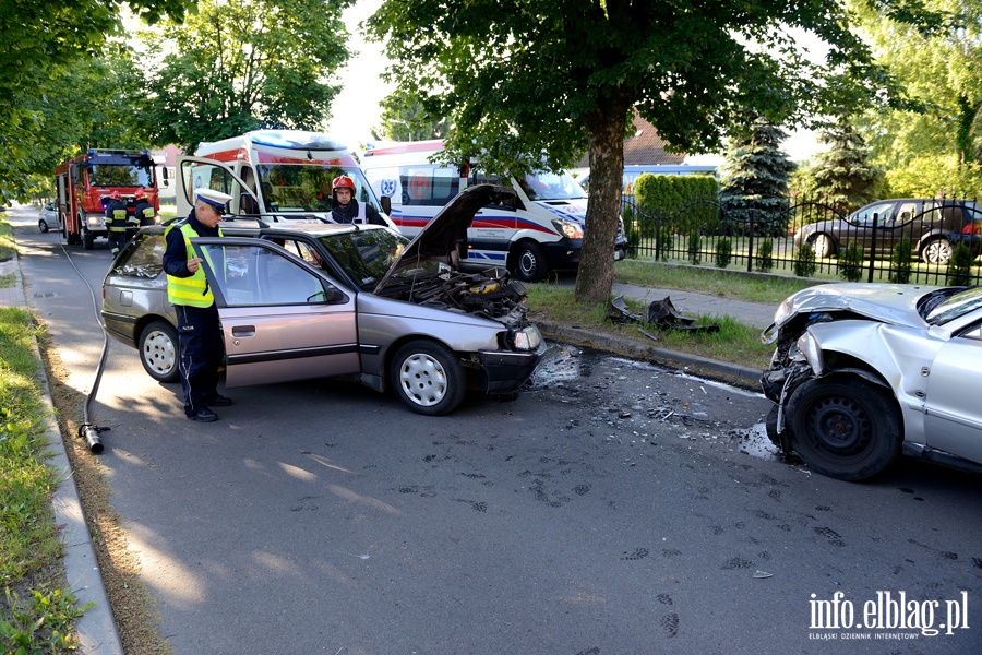 Czoowe zderzenie na ul. Kiliskiego. Trzy osoby poszkodowane, fot. 5