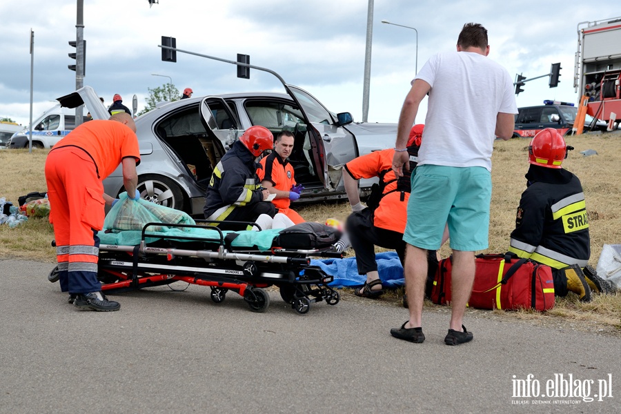 Kolejny wypadek na skrzyżowaniu obwodnicy z ul. Żuławską. Dwie osoby ranne. W akcji śmigłowiec LPR, fot. 6