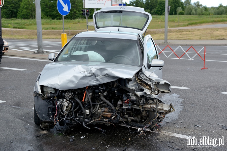 Kolejny wypadek na skrzyowaniu obwodnicy z ul. uawsk. Dwie osoby ranne. W akcji migowiec LPR, fot. 13