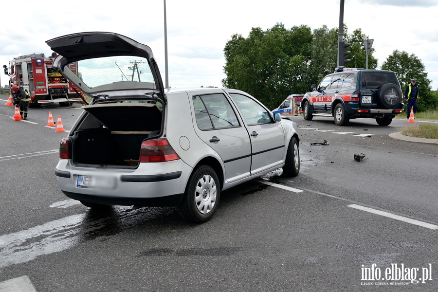 Kolejny wypadek na skrzyżowaniu obwodnicy z ul. Żuławską. Dwie osoby ranne. W akcji śmigłowiec LPR, fot. 14