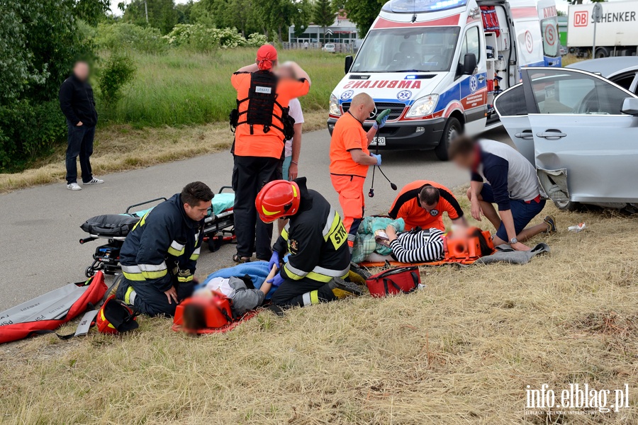 Kolejny wypadek na skrzyowaniu obwodnicy z ul. uawsk. Dwie osoby ranne. W akcji migowiec LPR, fot. 19