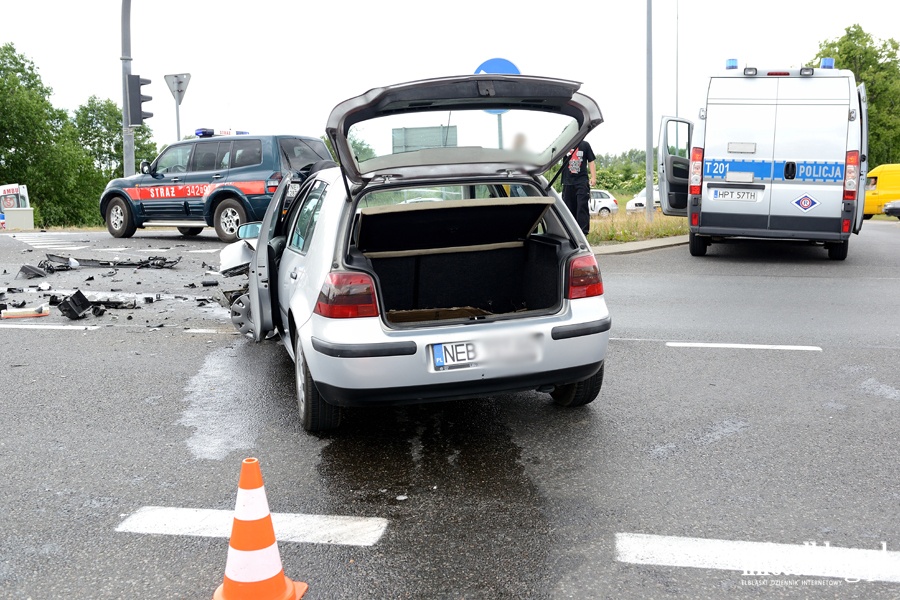 Kolejny wypadek na skrzyowaniu obwodnicy z ul. uawsk. Dwie osoby ranne. W akcji migowiec LPR, fot. 24