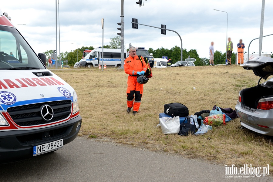 Kolejny wypadek na skrzyżowaniu obwodnicy z ul. Żuławską. Dwie osoby ranne. W akcji śmigłowiec LPR, fot. 25