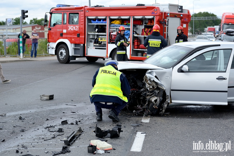 Kolejny wypadek na skrzyowaniu obwodnicy z ul. uawsk. Dwie osoby ranne. W akcji migowiec LPR, fot. 41