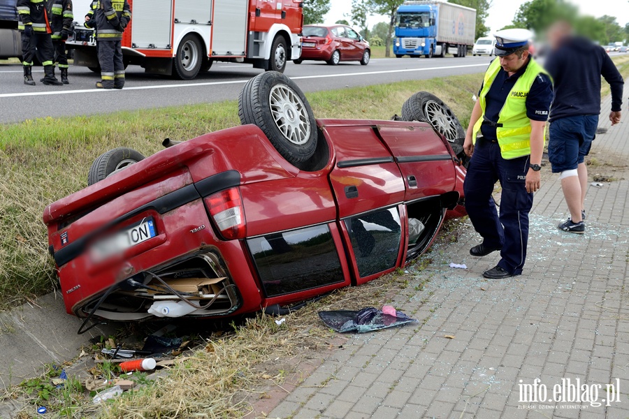 Kazimierzowo: dachowanie na "sidemce". Ciarna kobieta w szpitalu, fot. 4