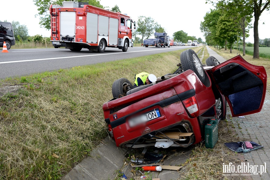 Kazimierzowo: dachowanie na "siódemce". Ciężarna kobieta w szpitalu, fot. 14