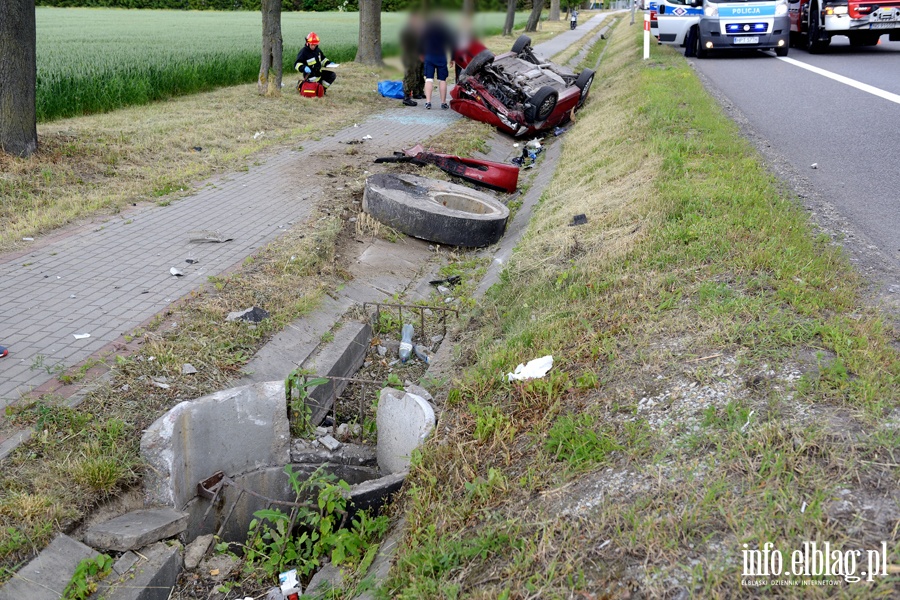 Kazimierzowo: dachowanie na "sidemce". Ciarna kobieta w szpitalu, fot. 17