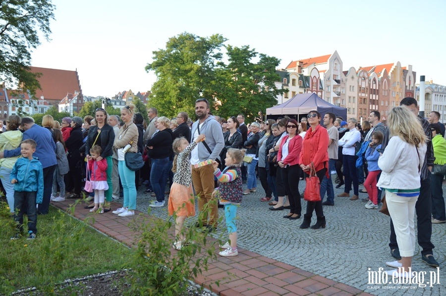 Publiczno podczas koncertu na Placu Katedralnym, fot. 1