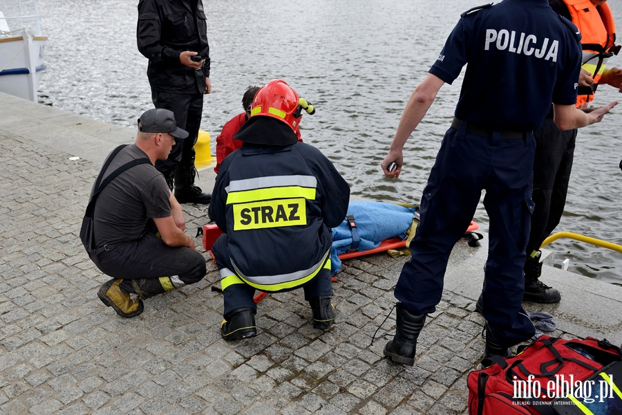 Akcja ratunkowa na rzece Elblg. Straacy wycignli z wody mczyzn, fot. 3