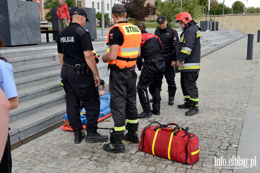 Akcja ratunkowa na rzece Elblg. Straacy wycignli z wody mczyzn, fot. 8