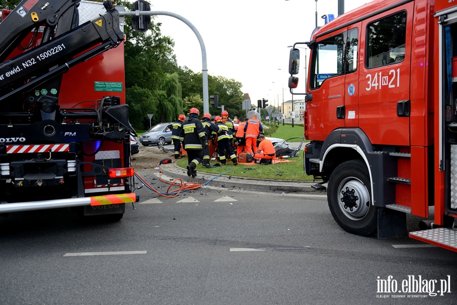 Zderzenie karetki na sygnale z osobwk. Jedna osoba nie yje, sze jest rannych, fot. 1